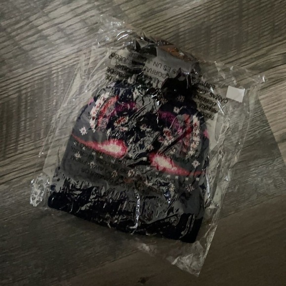 Vera Bradley NWT Painted Paisley cozy hat with Pom Pom - Picture 2 of 3